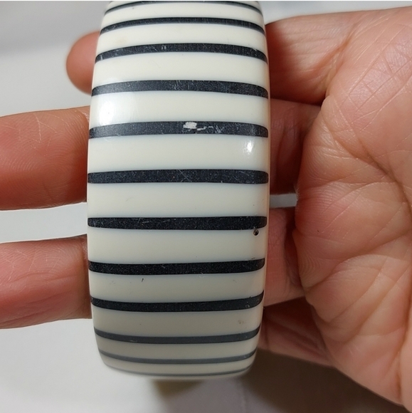 🔴 Vintage Black and White Resin Bangle - Picture 4 of 7
